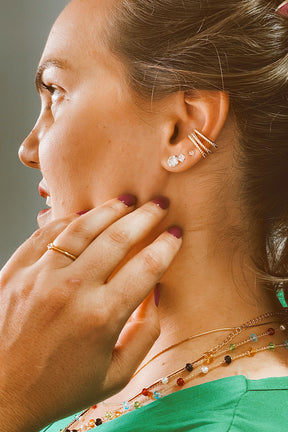 Piercing ovalado retorcido chapado en oro falso